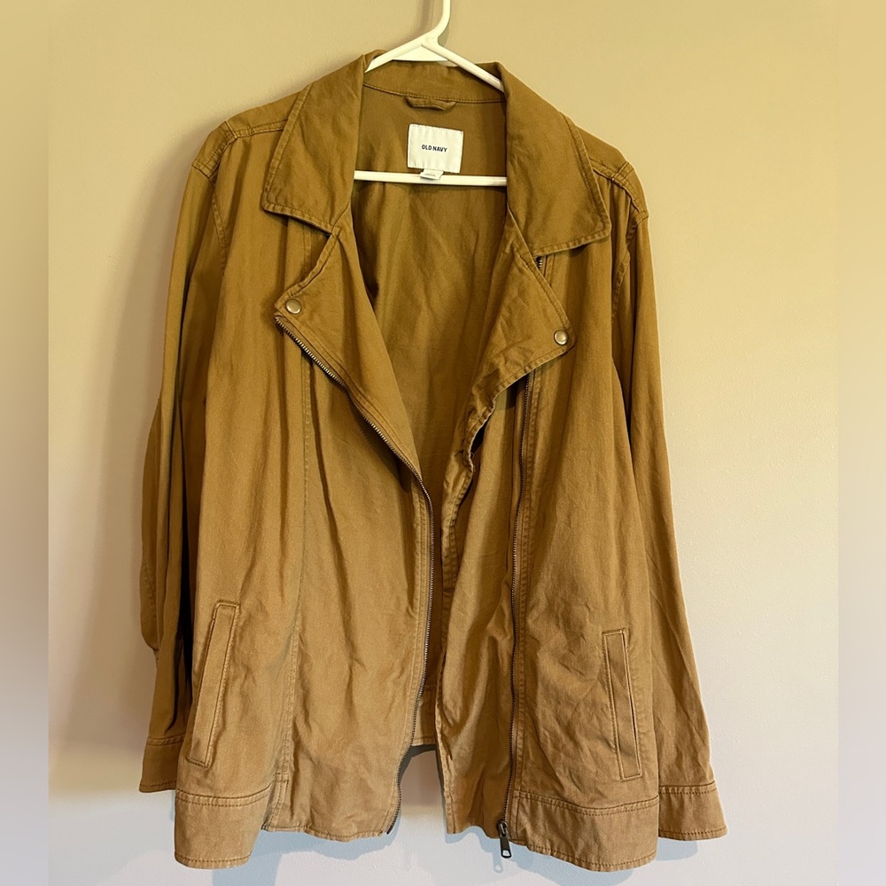 Women’s spring/fall light weight zip up jacket.  2X Used.